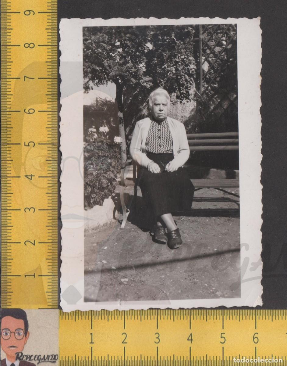 Alte Fotografie: SE&Ntilde;ORA MAYOR SENTADA EN UN BANCO DE PARQUE - MUJER ABUELA - FOTO ANTIGUA A&Ntilde;OS 60 - ESPA&Ntilde;A