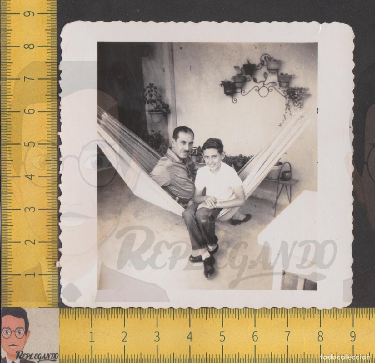 Fotografia antiga: HOMBRE Y NI&Ntilde;O POSAN EN HAMACA COLGANTE PATIO JARD&Iacute;N - FOTO ANTIGUA A&Ntilde;OS 50 - COSTUMBRISMO ESPA&Ntilde;A
