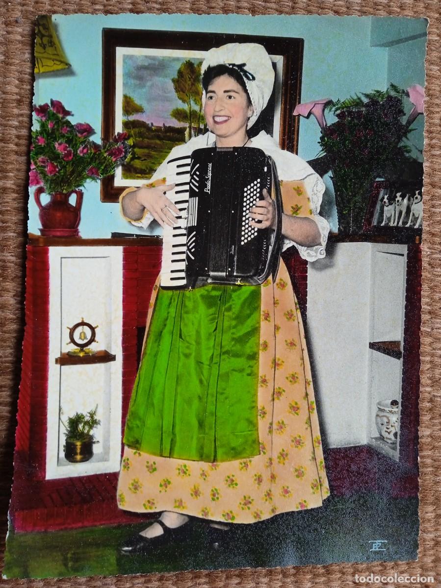 Fotograf&iacute;a antigua: SE&Ntilde;ORITA CON TRAJE REGIONAL de la reole francia TOCANDO ACORDEON PAOLO SOPRANI
