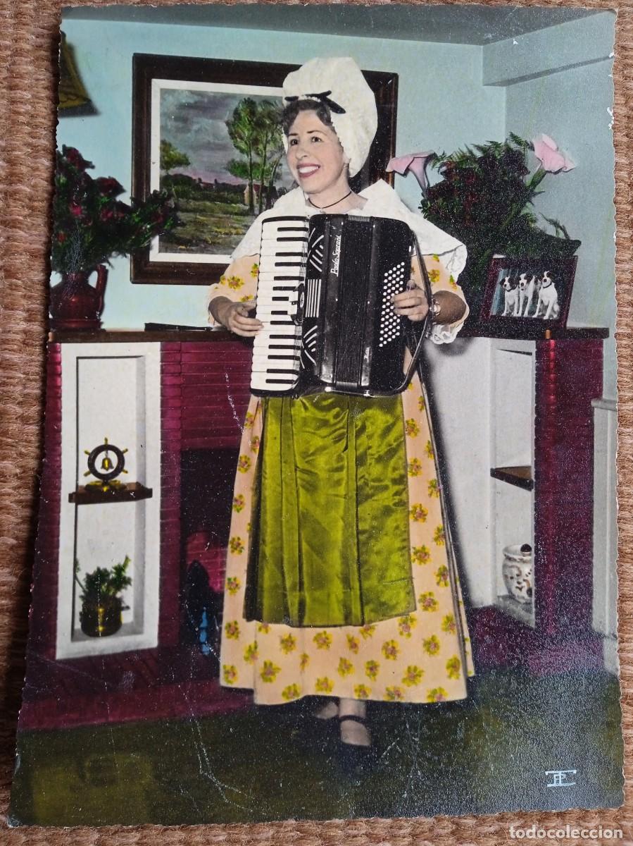 Fotograf&iacute;a antigua: SE&Ntilde;ORITA CON TRAJE REGIONAL de la reole, francia TOCANDO ACORDEON PAOLO SOPRANI