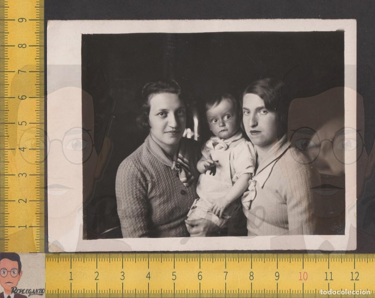 Fotografia antica: DOS GUAPAS CHICAS J&Oacute;VENES POSAN CON NI&Ntilde;O EN BRAZOS - MUJERES BELLA MIRADA - FOTO ANTIGUA A&Ntilde;OS 50