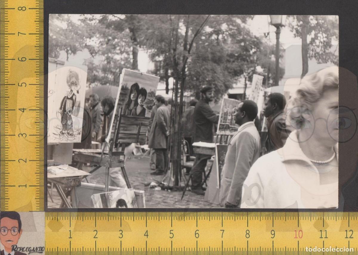 Fotografia antica: PINTOR CALLEJERO PINTA EN CALLE PAR&Iacute;S CUADROS &Oacute;LEO LIENZO ARTISTAS - FOTO ANTIGUA A&Ntilde;O 1967