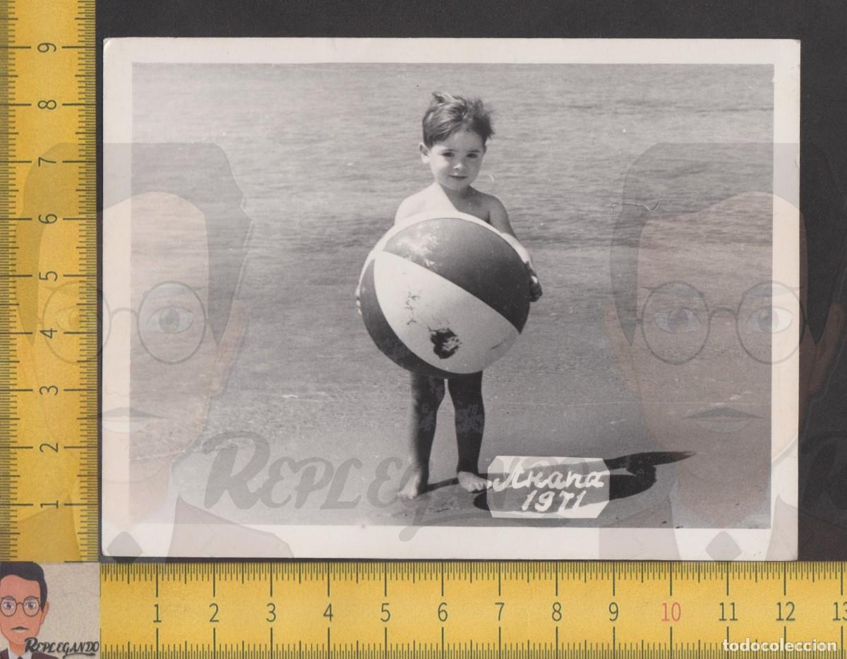 Fotografia antiga: NI&Ntilde;O SONRIE FELIZ CON PELOTA PLAYA HINCHABLE EN EL MAR / FOTO ANTIGUA A&Ntilde;O 1971 / INFANCIA JUGUETE