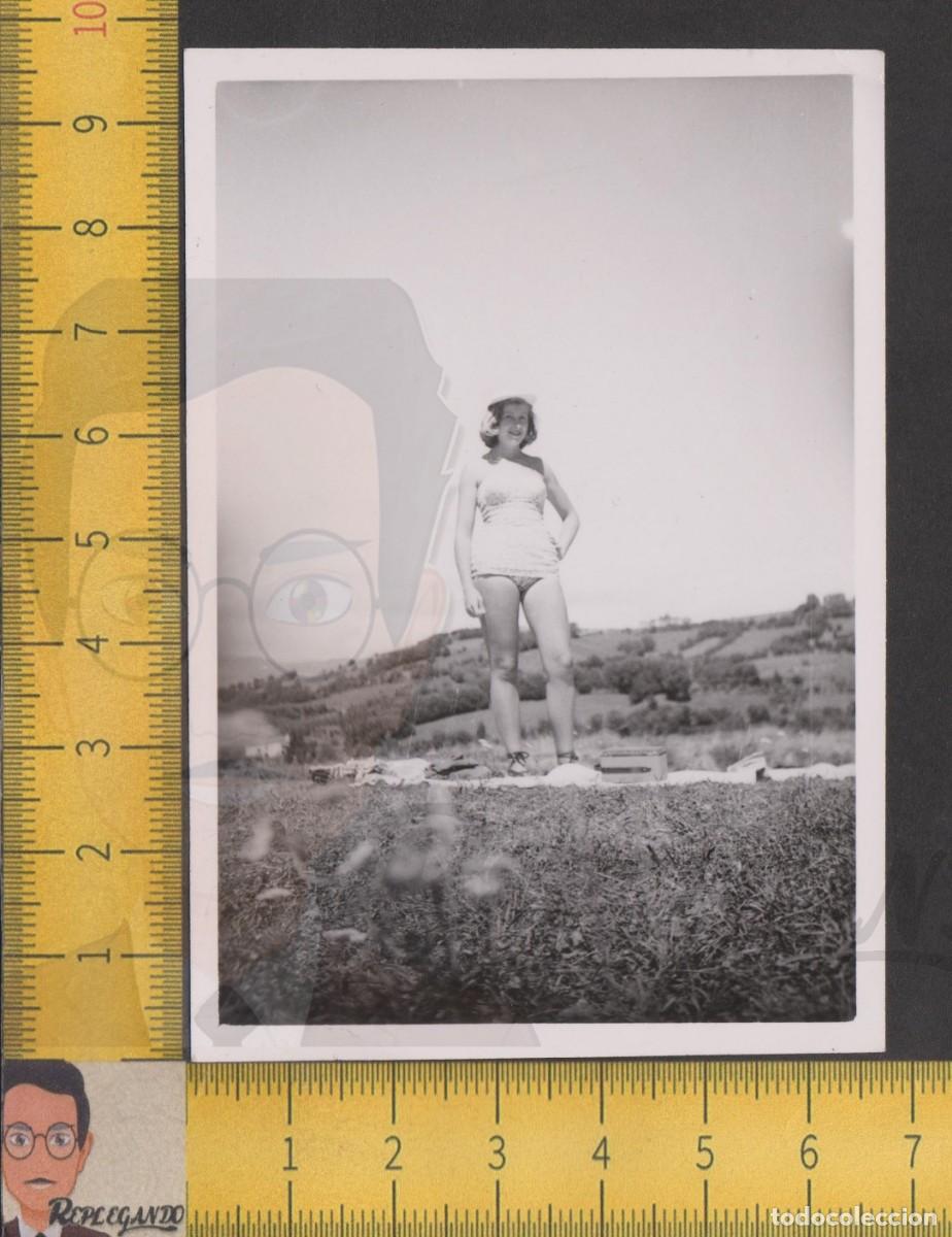 Fotografia antica: GUAPA BELLA CHICA JOVEN POSA EN BA&Ntilde;ADOR EN EL CAMPO - MUJER - FOTO ANTIGUA A&Ntilde;OS 50/60 - ESPA&Ntilde;A