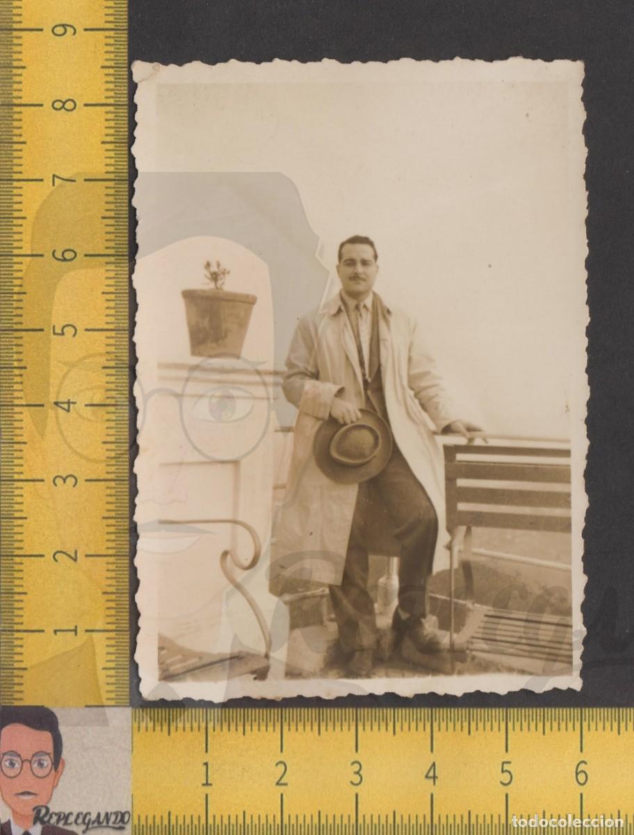 Fotografia antica: ELEGANTE HOMBRE BIGOTE GABARDINA SOMBRERO POSA EN TERRAZA - FOTO ANTIGUA A&Ntilde;OS 40/50 - GAL&Aacute;N ESPA&Ntilde;A