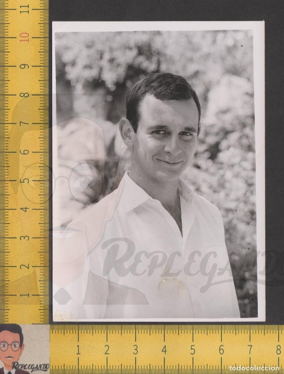 Fotografia antiga: RETRATO GUAPO HOMBRE JOVEN CAMISA BLANCA BELLA SONRISA - FOTO ANTIGUA A&Ntilde;OS 60 - ESPA&Ntilde;A LGTB CHICO