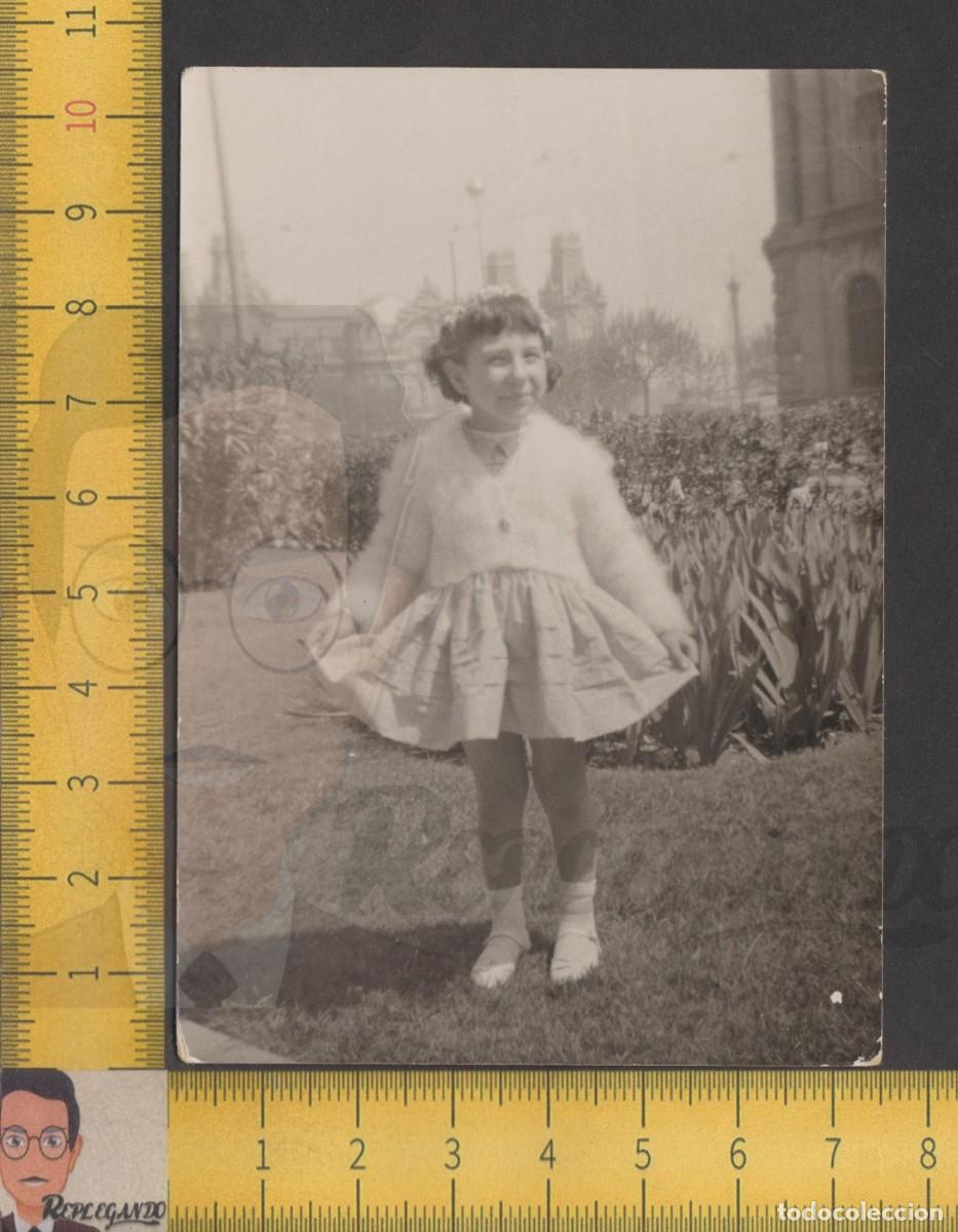 Fotografia antiga: SIMP&Aacute;TICA NI&Ntilde;A POSA SONRIENDO EN PARQUE CON VESTIDO NUEVO - FOTO ANTIGUA A&Ntilde;OS 50 - INFANCIA ESPA&Ntilde;A