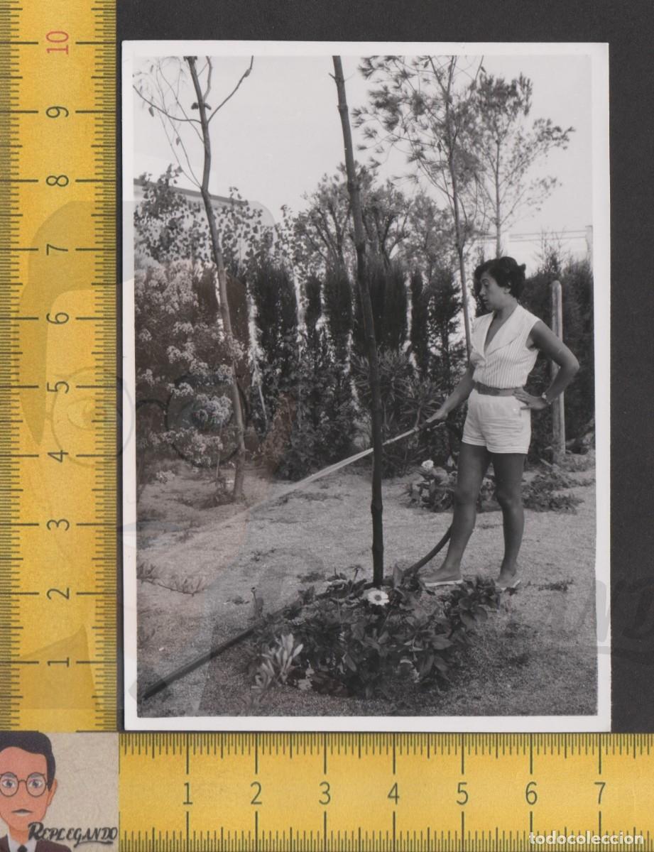 Fotografia antica: GUAPA MUJER CHICA JOVEN REGANDO FLORES JARD&Iacute;N CON MANGUERA - SEXY - FOTO ANTIGUA A&Ntilde;O 1958