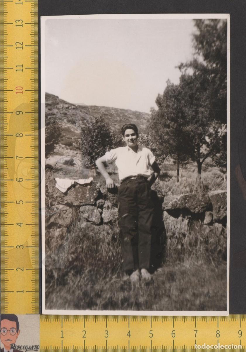 Fotografia antica: GUAPO HOMBRE CHICO JOVEN POSA SONRIENDO EN MURO PIEDRAS CAMPO - FOTO ANTIGUA A&Ntilde;OS 50 - LGTB RURAL