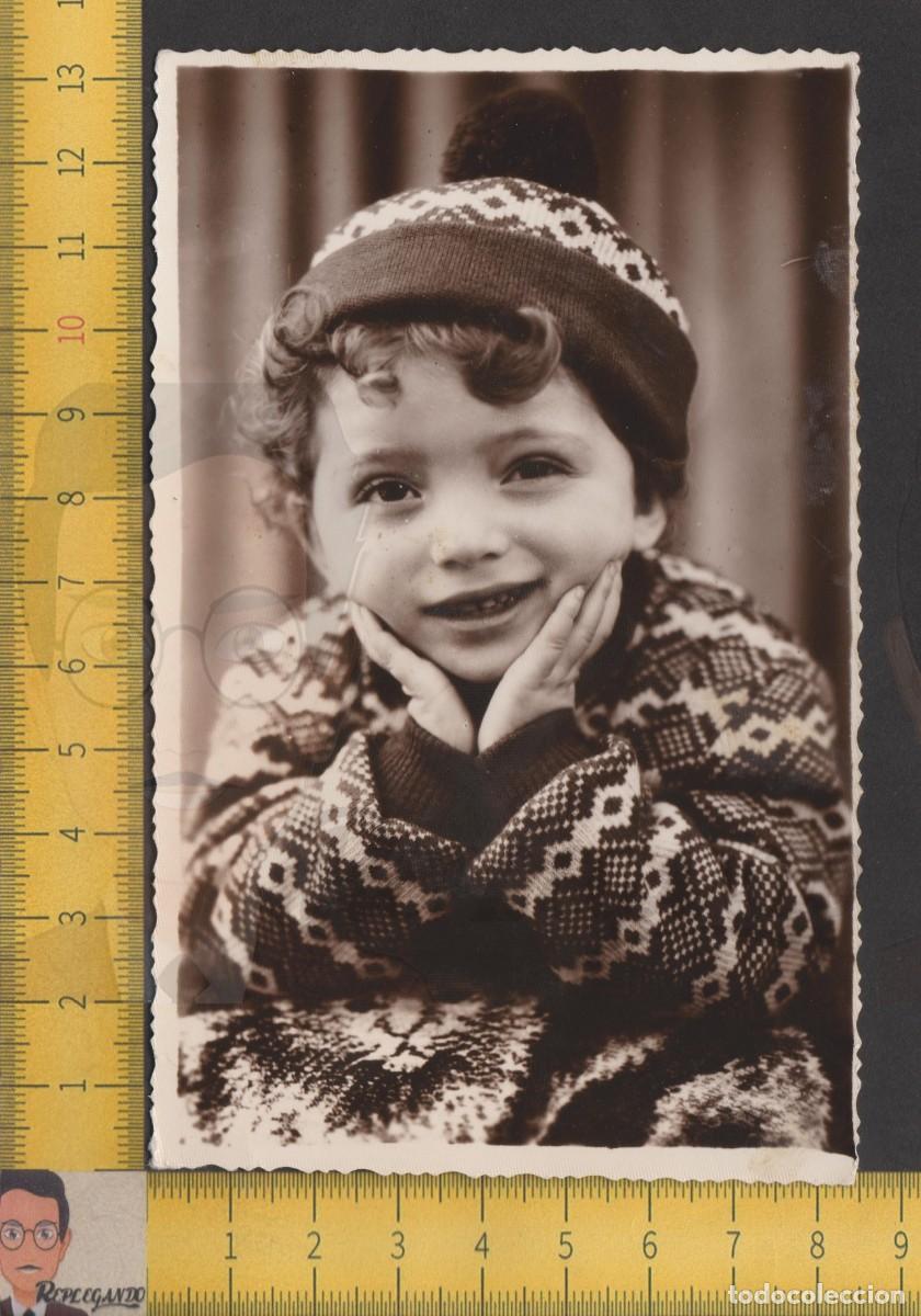 Fotografia antica: RETRATO SIMP&Aacute;TICO NI&Ntilde;O SONRISA GORRO Y JERSEY ESTAMPADO A JUEGO - FOTO ANTIGUA ESTUDIO A&Ntilde;OS 50