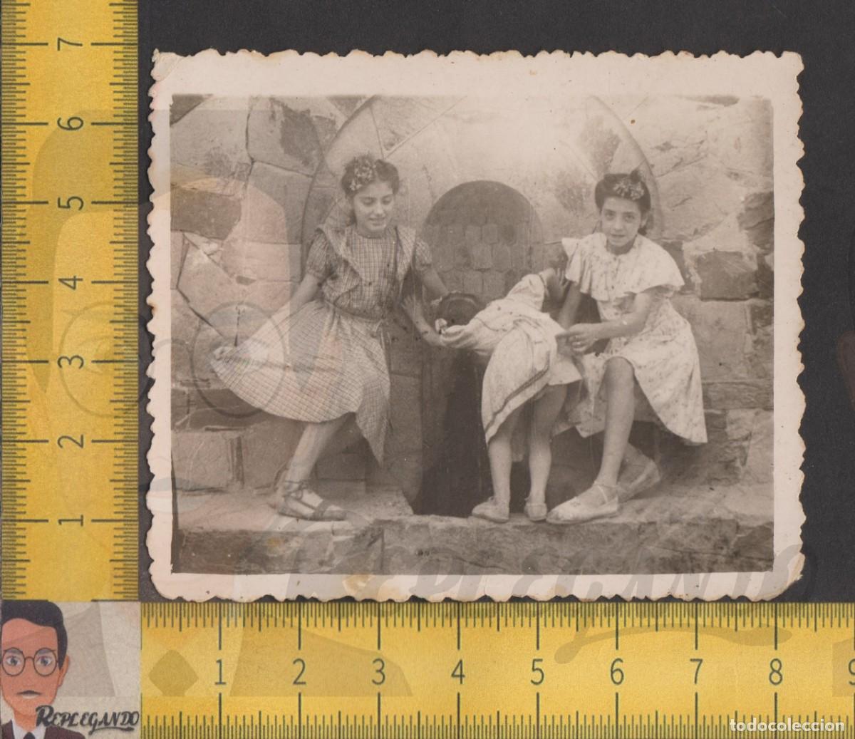 Fotografia antiga: TRES NI&Ntilde;AS BEBEN DE UNA FUENTE CON ARCO DE PIEDRA - FOTO ANTIGUA A&Ntilde;OS 40 - INFANCIA ESPA&Ntilde;A MI&Ntilde;ONERA