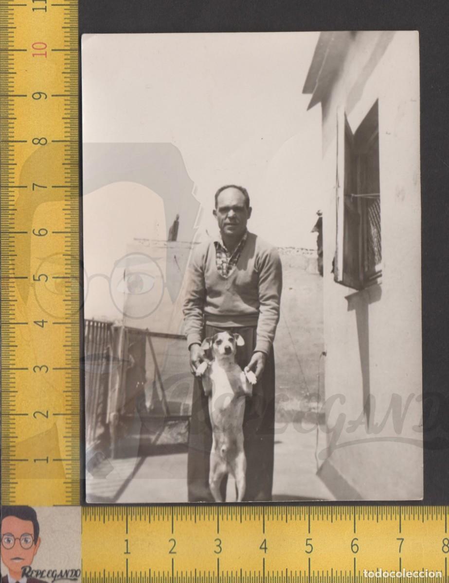 Fotografia antiga: HOMBRE POSA CON PERRO DE PIE EN UNA TERRAZA DE CASA - FOTO ANTIGUA A&Ntilde;OS 50 - MASCOTA ESPA&Ntilde;A