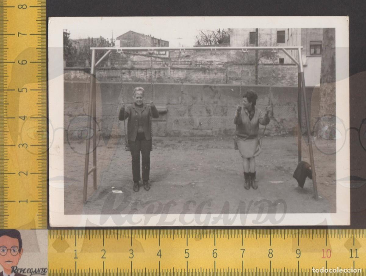 Fotografia antica: DOS MUJERES CICHAS DISFRUTAN EN UN COLUMPIO DE PARQUE - FOTO ANTIGUA A&Ntilde;OS 50 - AMISTAD ESPA&Ntilde;A