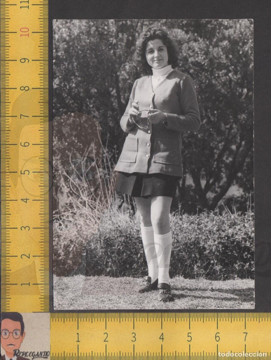 Fotografia antiga: GUAPA SEXY MUJER CHICA JOVEN EN MINIFALDA SONRIE Y FUMA CIGARRILLO - FOTO ANTIGUA A&Ntilde;OS 50 - ESPA&Ntilde;A