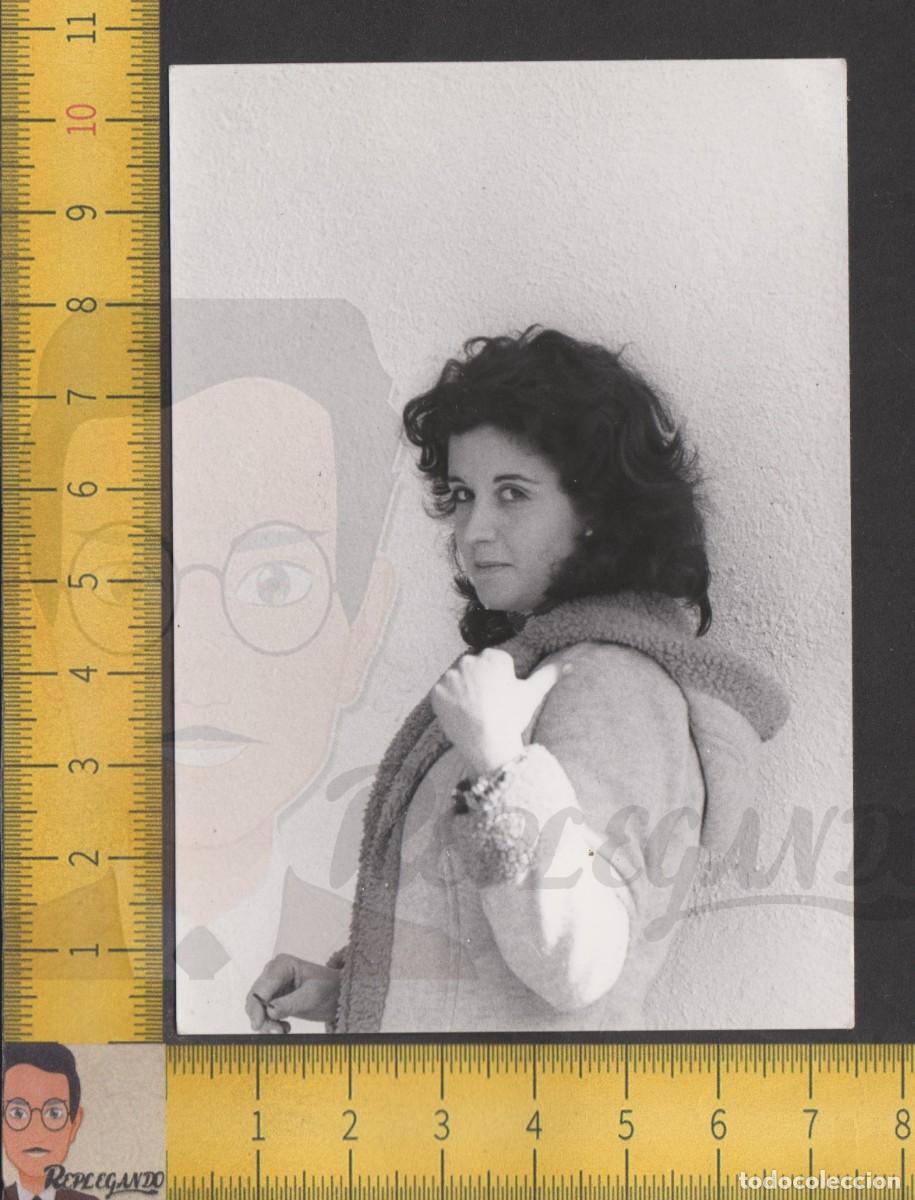 Fotografia antica: RETRATO GUAPA SEXY MUJER CHICA JOVEN POSA CON ABRIGO CAPUCHA - FOTO ANTIGUA A&Ntilde;OS 50/60 - ESPA&Ntilde;A