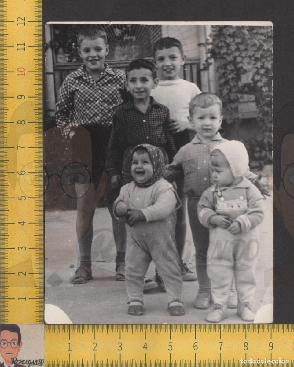 Fotografia antica: GRUPO DE NI&Ntilde;OS FELICES POSAN SONRIENDO EN CALLE - FOTO ANTIGUA A&Ntilde;OS 60 - INFANCIA FELIZ ESPA&Ntilde;A