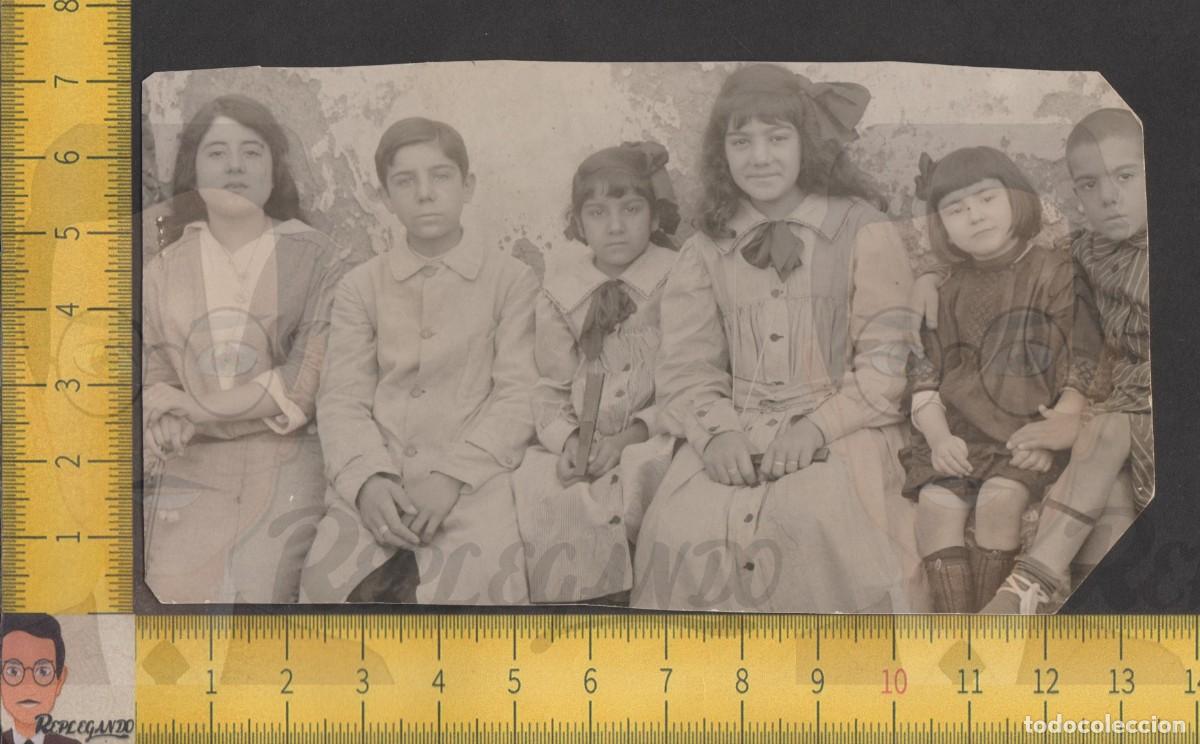 Fotografia antica: GRUPO DE NI&Ntilde;AS Y NI&Ntilde;OS POSAN SENTADOS EN UN BANCO EN LA CALLE - FOTO ANTIGUA CIRCA 1910 - INFANCIA