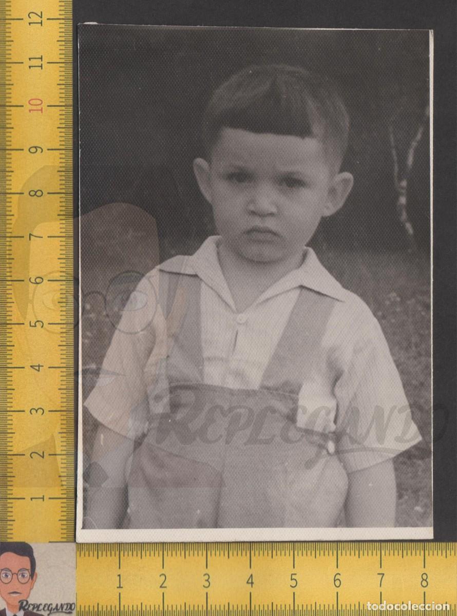 Fotografia antica: RETRATO NI&Ntilde;O SERIO POSA VESTIDO CON CAMISA Y MONO PETO EN CAMPO - FOTO ANTIGUA A&Ntilde;OS 60 - INFANCIA