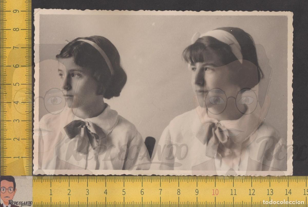 Fotografia antica: RETRATO PAREJA NI&Ntilde;AS PERFIL CINTA BLANCA EN PELO Y LAZO - FOTO ANTIGUA ESTUDIO A&Ntilde;OS 50 - INFANCIA