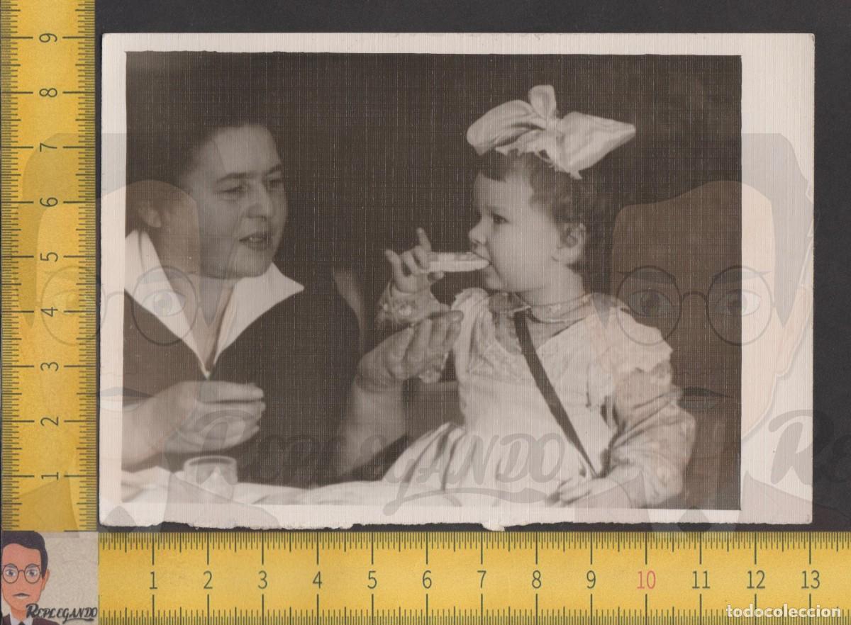 Fotografia antica: SE&Ntilde;ORA DA DE COMER TOSTADA PAN A SIMP&Aacute;TICA NI&Ntilde;A CON LAZO PELO - FOTO ANTIGUA A&Ntilde;OS 50 - ABUELA NIETA