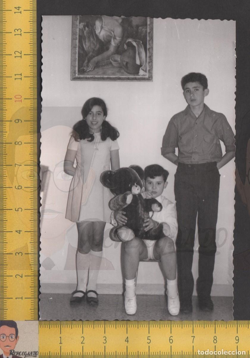 Fotografia antica: NI&Ntilde;A COLETAS Y NI&Ntilde;OS CON OSO PELUCHE / FOTO ANTIGUA A&Ntilde;OS 60 / INFANCIA JUGUETE ESPA&Ntilde;A OSITO