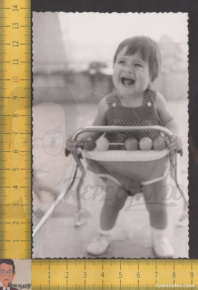 Fotografia antica: NI&Ntilde;A CON PETO LUNARES SONRIE EN TACAT&Aacute; / FOTO ANTIGUA A&Ntilde;OS 60 / INFANCIA ESPA&Ntilde;A ANDADOR