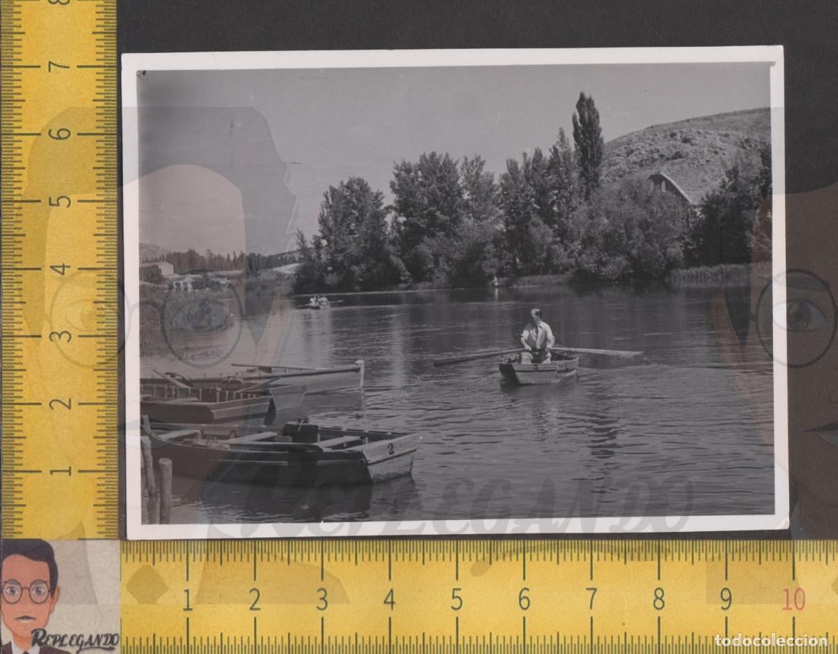 Fotografia antica: HOMBRE REMA EN BARCA REMOS LAGO JUNTO A ERMITA - FOTO ANTIGUA A&Ntilde;OS 50 - ESPA&Ntilde;A &iquest;CATALUNYA?