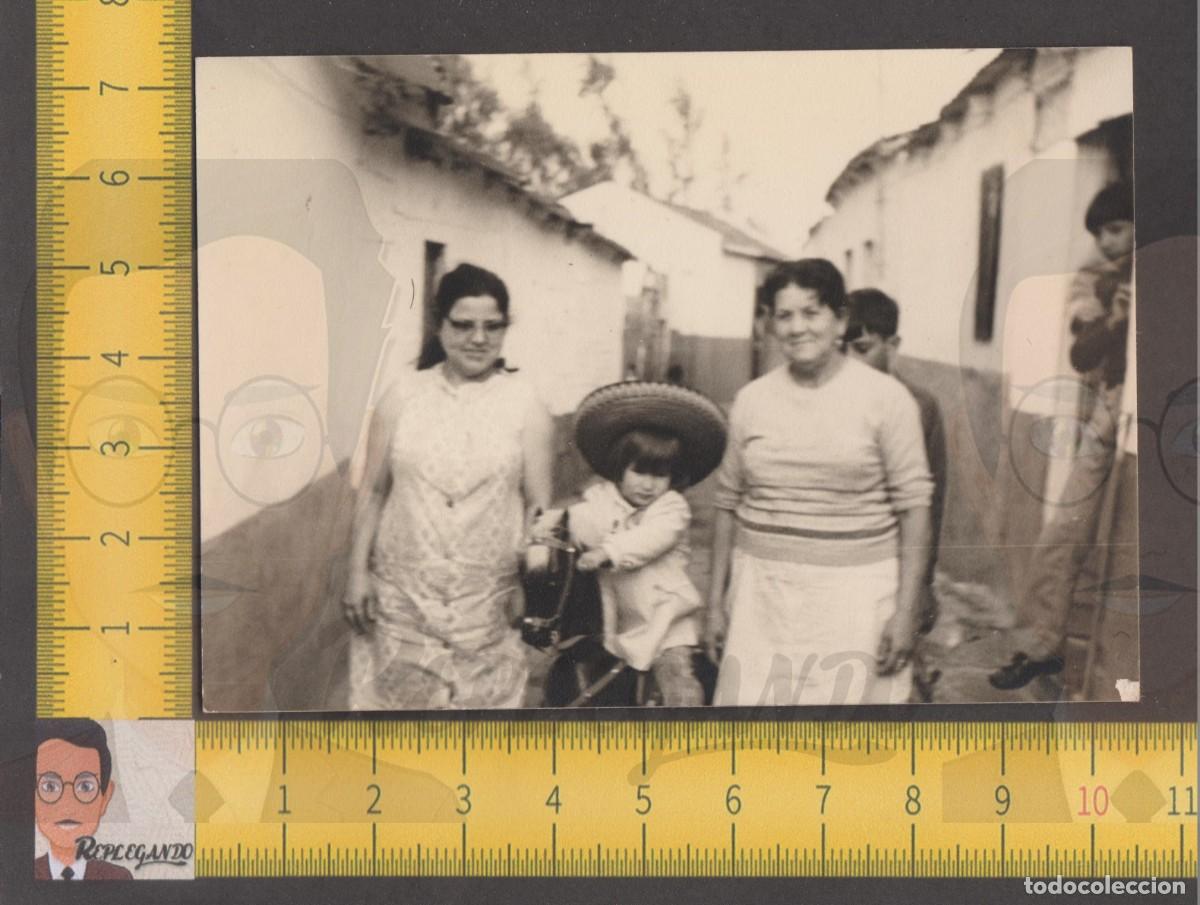 Fotografia antiga: MUJERES Y NI&Ntilde;O CABALLO JUGUETE Y SOMBRERO MEXICANO EN CALLE PUEBLO - FOTO ANTIGUA A&Ntilde;OS 50 ESPA&Ntilde;A