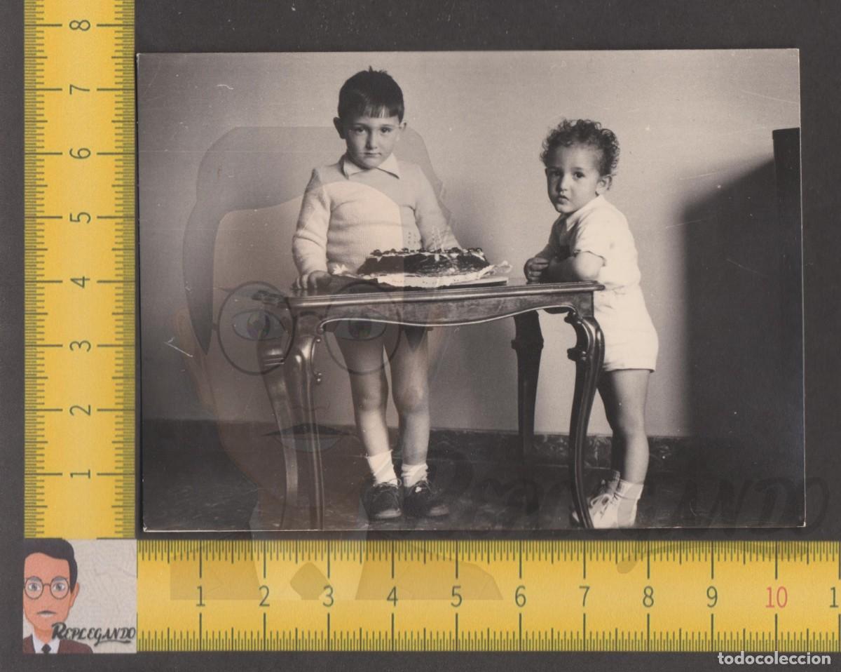 Fotografia antica: PAREJA NI&Ntilde;OS POSAN CON TARTA PASTEL CUMPLEA&Ntilde;OS SOBRE BONITA MESA MADERA - FOTO ANTIGUA A&Ntilde;O 1958