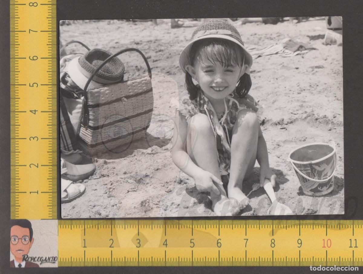 Alte Fotografie: GRACIOSA NI&Ntilde;A GORRO JUEGA CON PALA CUBO EN ARENA PLAYA - FOTO ANTIGUA A&Ntilde;OS 50/60 - INFANCIA ESPA&Ntilde;A