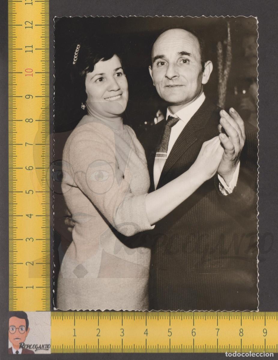Fotografia antiga: PAREJA BAILANDO EN FIESTA / MUJER HOMBRE / CHICA SONRISA / FOTO ANTIGUA A&Ntilde;O 1968 / AMOR ESPA&Ntilde;A