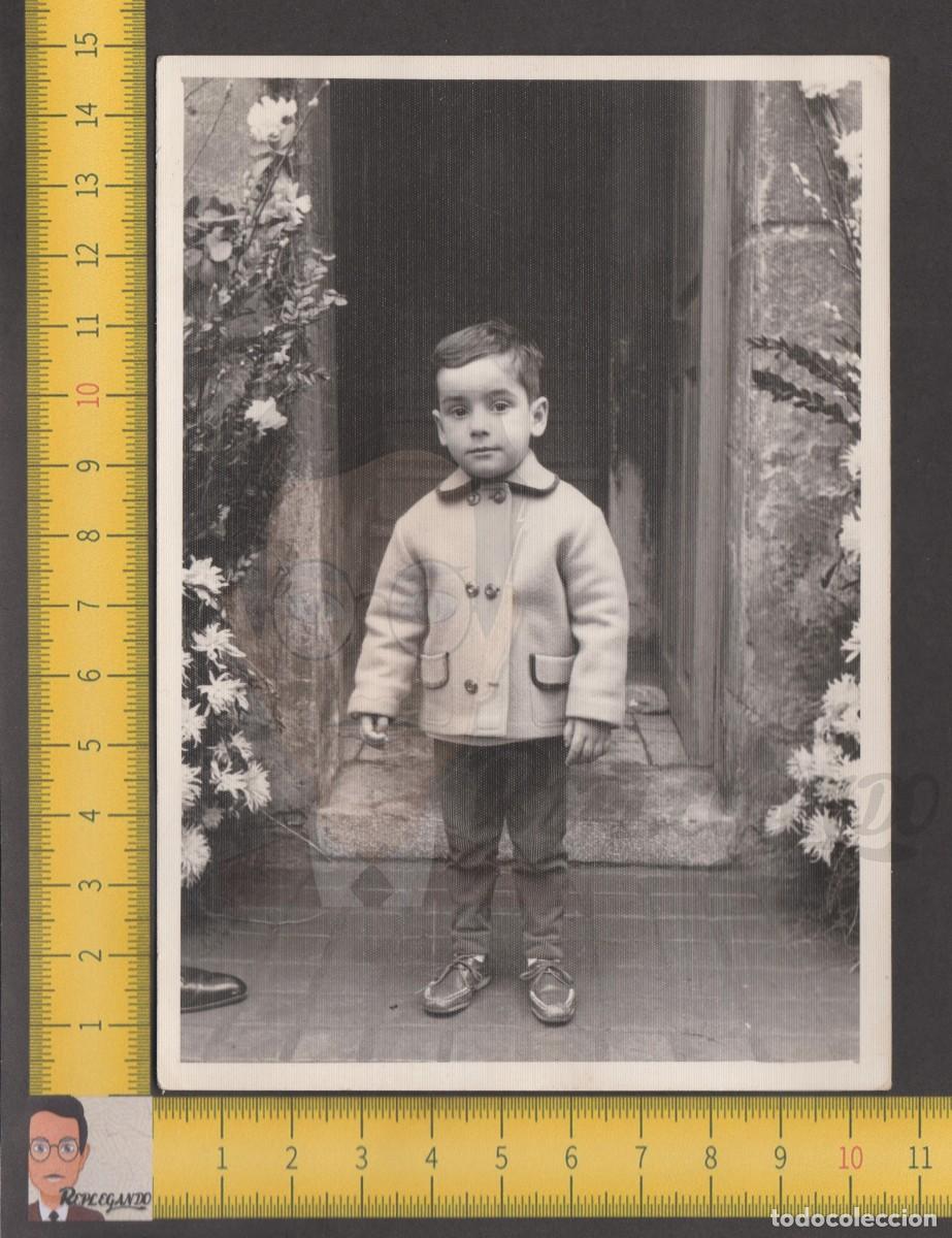 Fotografia antica: SIMP&Aacute;TICO NI&Ntilde;O SONRIE Y POSA CON ABRIGO EN CALLE FRENTE A PUERTA - FOTO ANTIGUA A&Ntilde;OS 50/60 INFANCIA