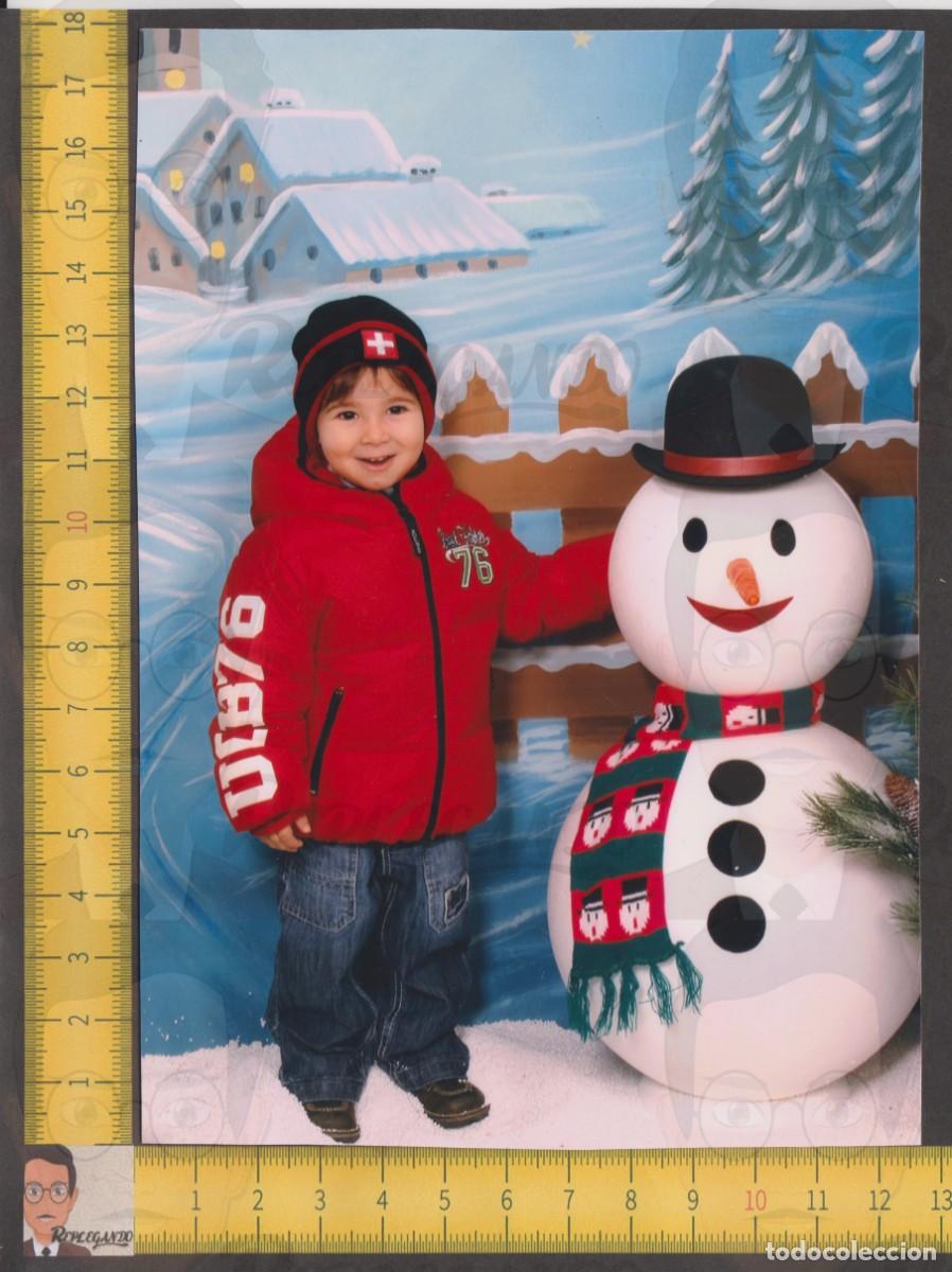 Fotografia antiga: SIMP&Aacute;TICO NI&Ntilde;O SONRIE CON MU&Ntilde;ECO NIEVE SOMBRERO - ESTAMPA NAVIDAD - FOTO VINTAGE ESTUDIO A&Ntilde;O 2006