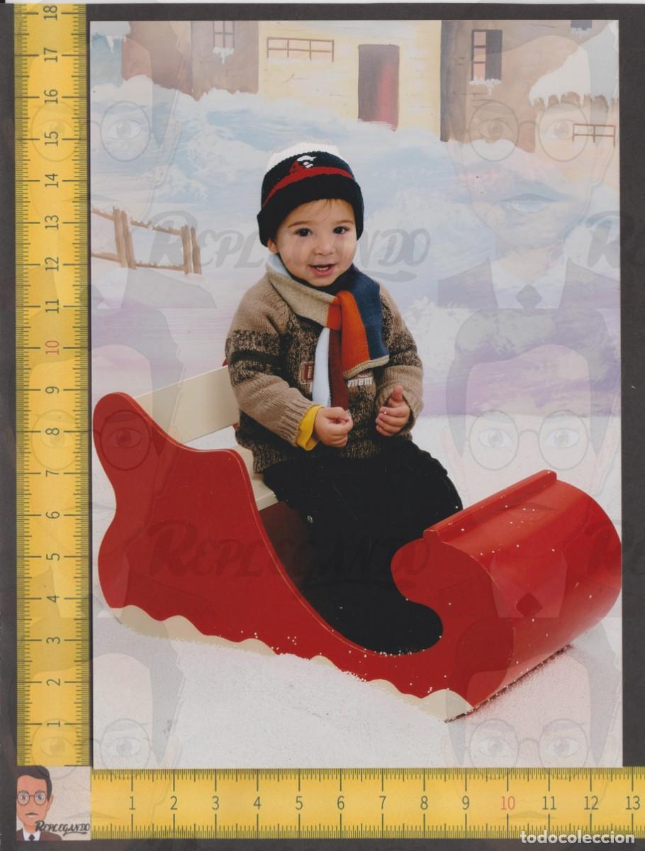 Fotografia antica: SIMP&Aacute;TICO NI&Ntilde;O SONRIE CON TRINEO EN LA NIEVE - ESTAMPA NAVIDAD - FOTO VINTAGE ESTUDIO A&Ntilde;OS 90/2000