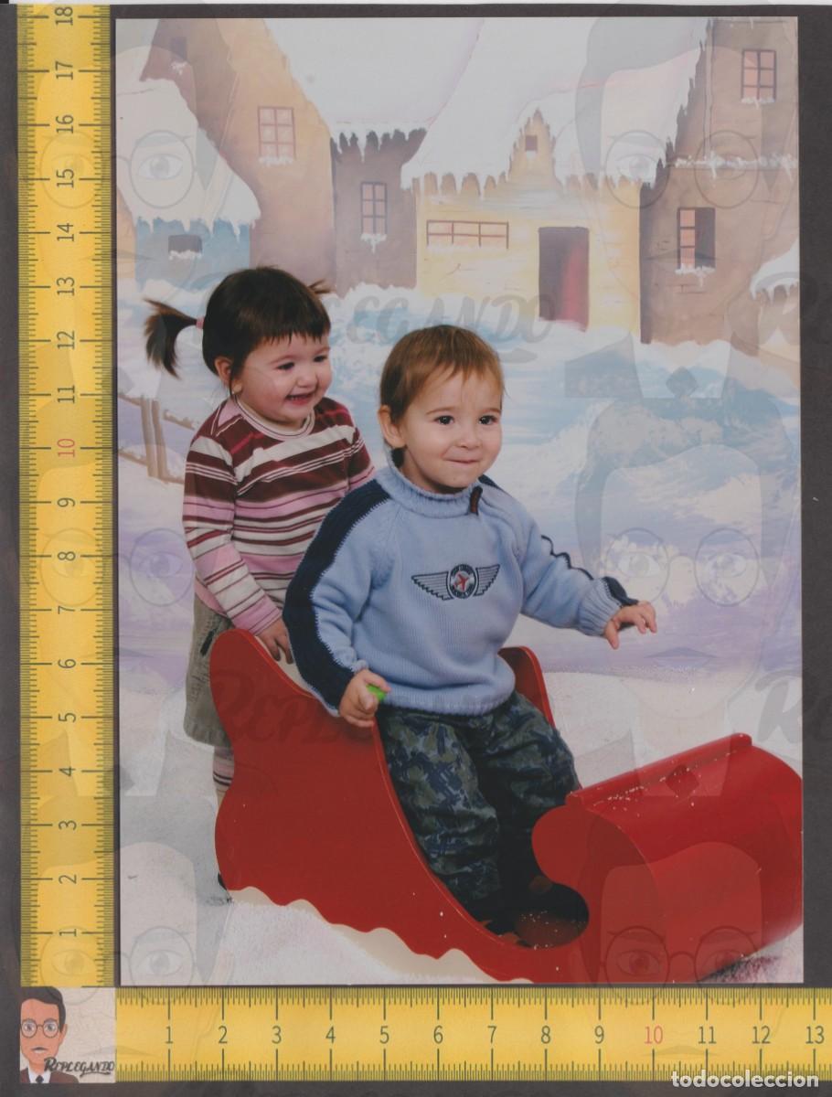 Fotografia antica: PAREJA NI&Ntilde;OS FELICES CON TRINEO EN LA NIEVE - ESTAMPA NAVIDAD - FOTO VINTAGE ESTUDIO A&Ntilde;O 2005
