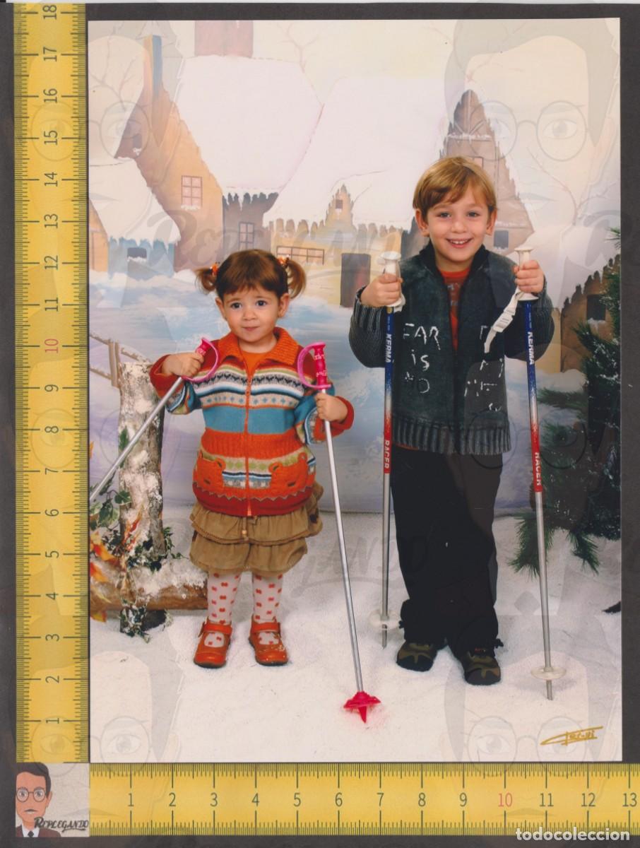 Fotograf&iacute;a antigua: PAREJA NI&Ntilde;OS ESQUIADORES CON PALOS EN LA NIEVE - ESQU&Iacute; INVIERNO - FOTO VINTAGE ESTUDIO A&Ntilde;OS 90/2000