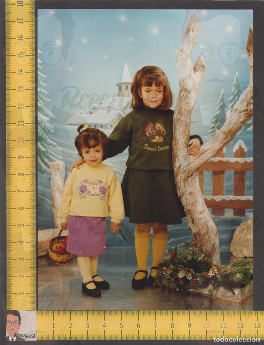 Fotografia antiga: PAREJA NI&Ntilde;AS POSAN JUNTO A &Aacute;RBOL Y PUEBLO CON NIEVE - INVIERNO - FOTO VINTAGE ESTUDIO A&Ntilde;O 1989