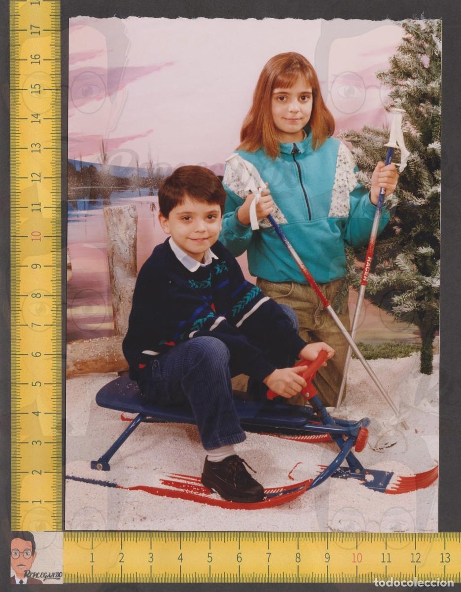Fotograf&iacute;a antigua: PAREJA NI&Ntilde;OS FELICES CON TRINEO EN LA NIEVE - ESTAMPA NAVIDAD ESQU&Iacute; - FOTO VINTAGE ESTUDIO A&Ntilde;O 1990