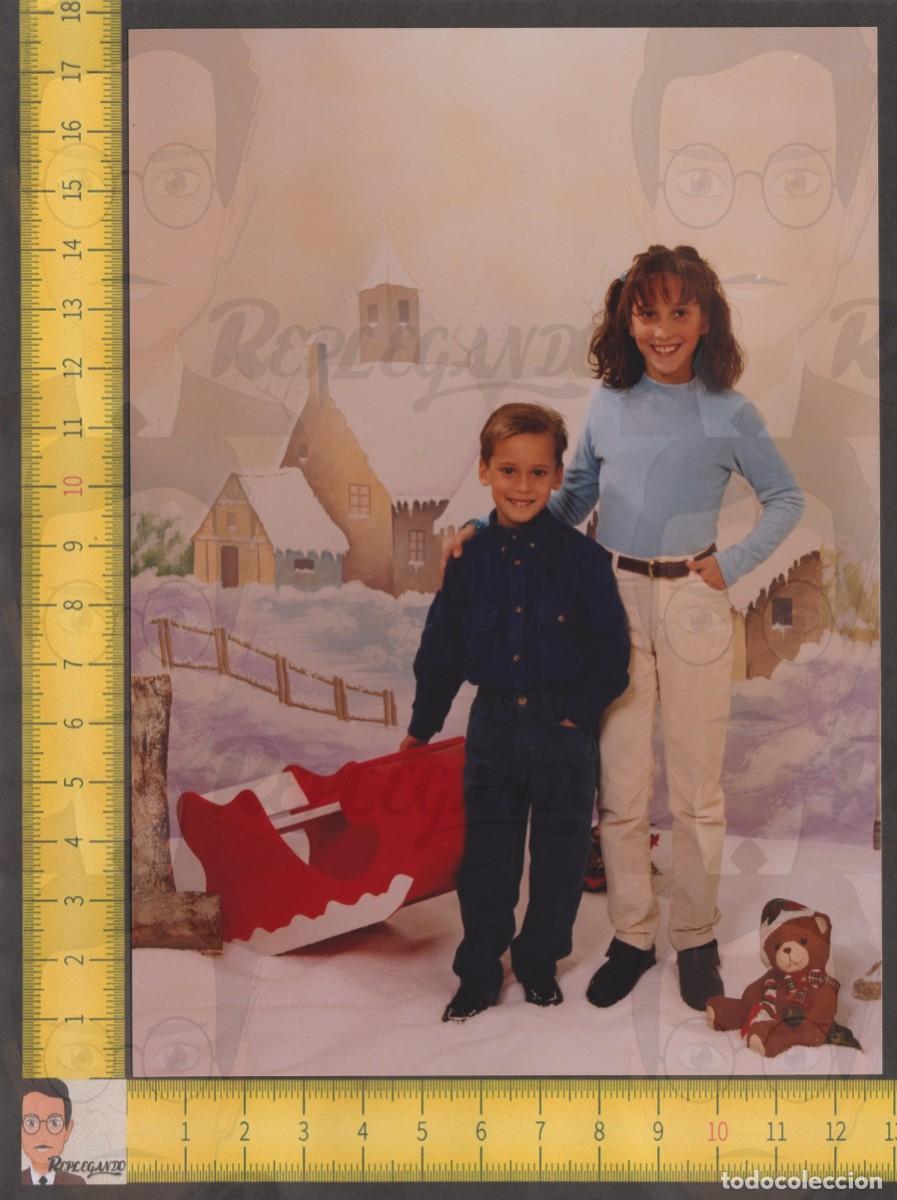 Fotografia antica: PAREJA NI&Ntilde;OS CON TRINEO OSO PAPEL MACH&Eacute; EN NIEVE - ESTAMPA NAVIDAD - FOTO VINTAGE ESTUDIO A&Ntilde;OS 2000