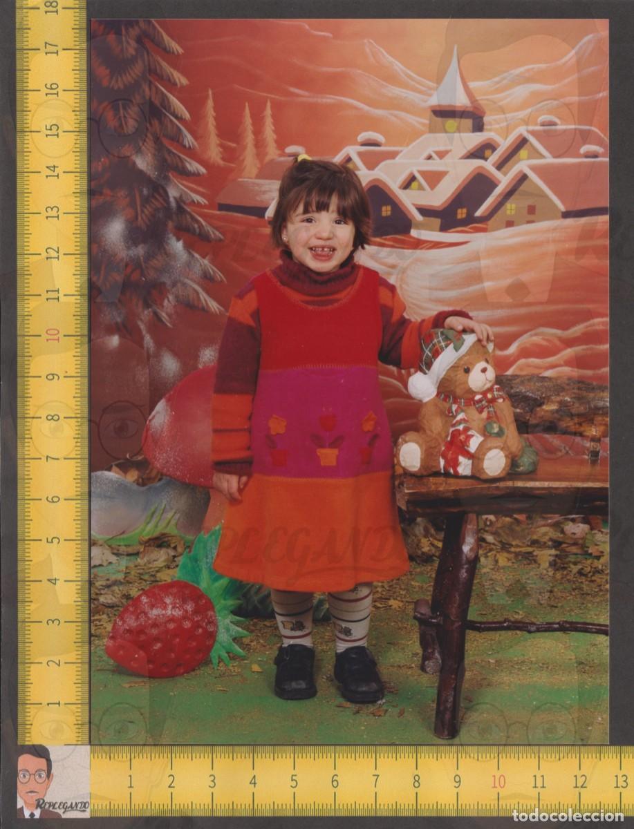 Fotografia antica: NI&Ntilde;A SONRIENDO CON OSO PAPEL MACH&Eacute; - ESTAMPA NAVIDAD NADAL - FOTO VINTAGE ESTUDIO A&Ntilde;O 2001