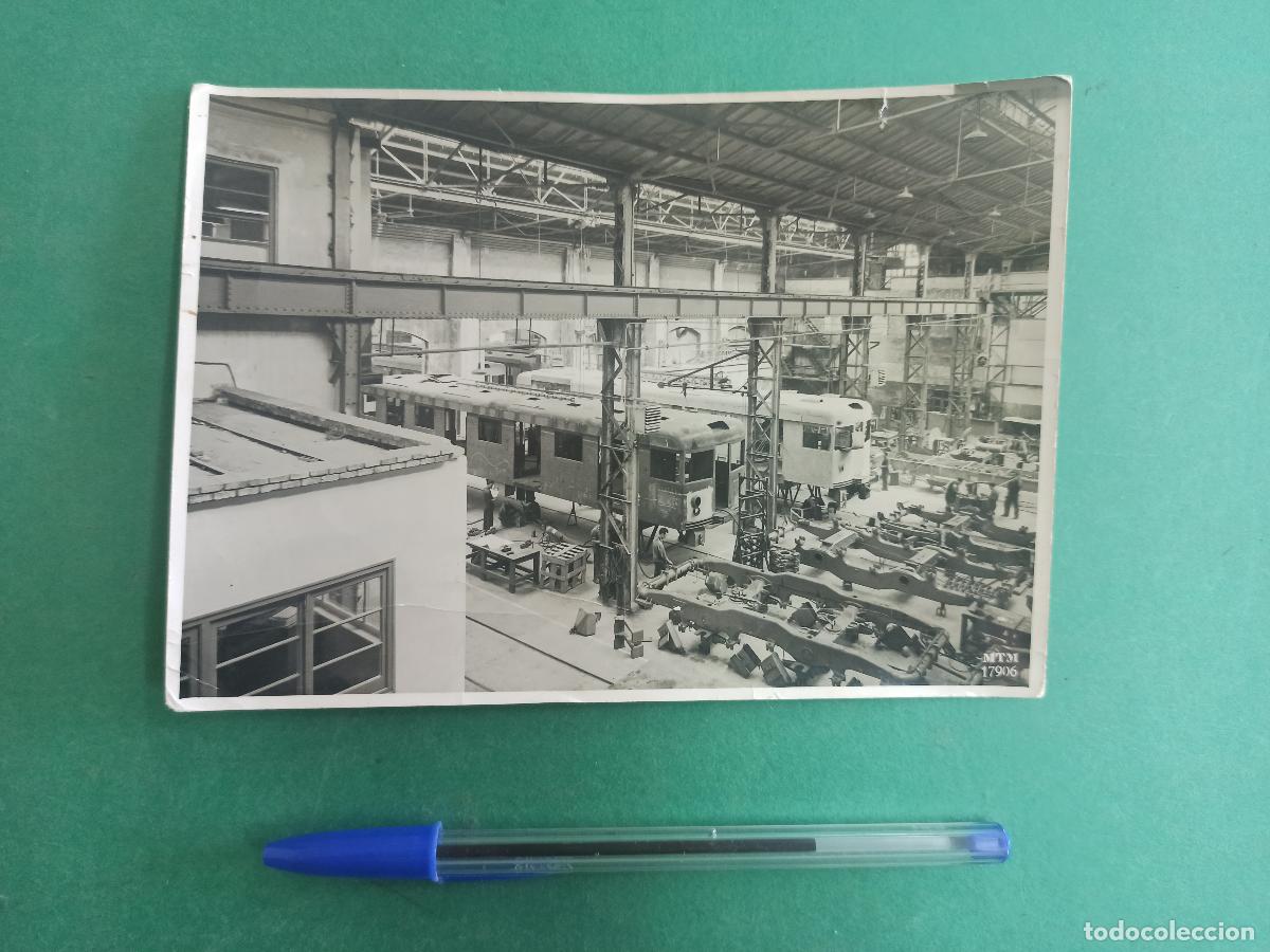 Fotograf&iacute;a antigua: Antigua fotografia de taller fabrica de vagones de tren o metro.