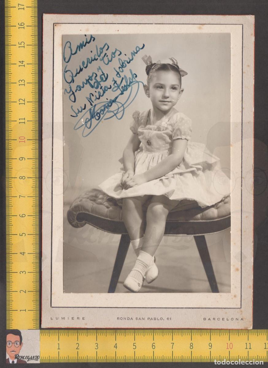 Fotografia antica: SIMPATICA NI&Ntilde;A LAZOS PELO VESTIDO SONRISA POSA SENTADA TABURETE - FOTO ANTIGUA ESTUDIO A&Ntilde;OS 50 BCN