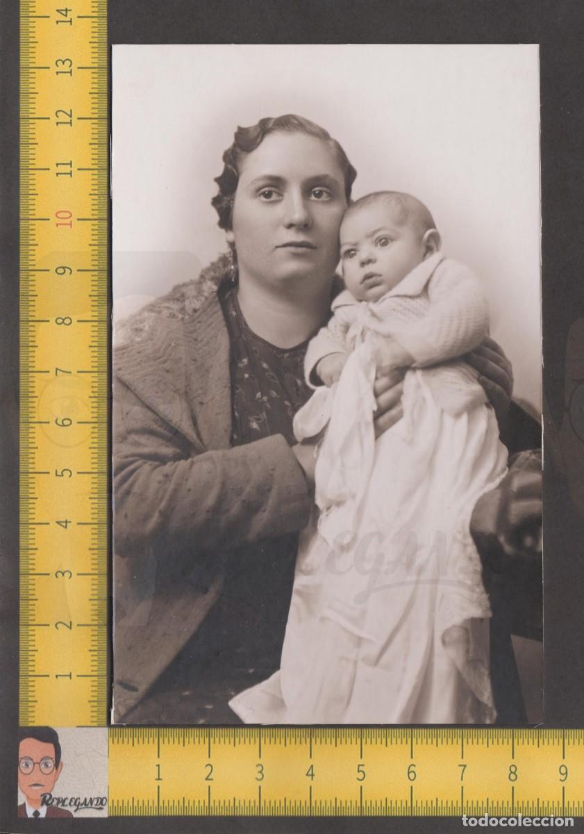 Fotografia antica: MUJER POSA CON NI&Ntilde;O BEB&Eacute; GRANDES OJOS - MIRADA - FOTO ANTIGUA ESTUDIO A&Ntilde;OS 40/50 - INFANCIA ESPA&Ntilde;A