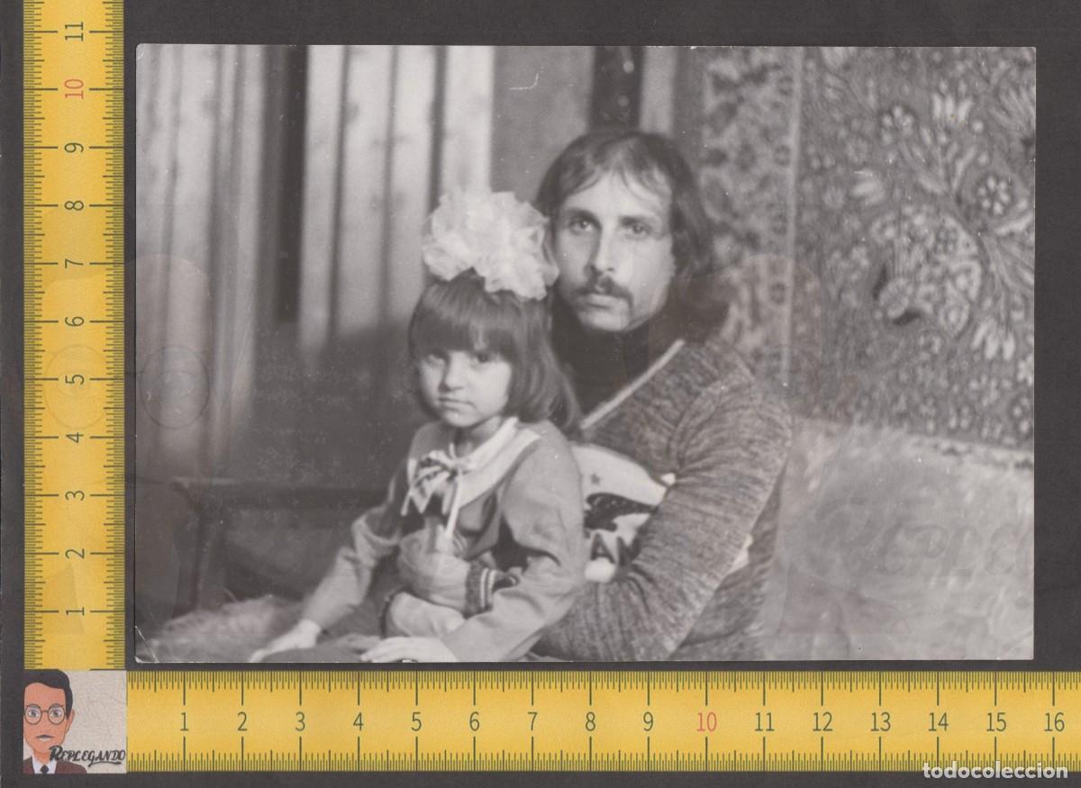 Fotografia antica: EL PADRE Y SU HIJA - NI&Ntilde;A POMPON EN PELO Y HOMBRE JOVEN BIGOTE - FOTO ANTIGUA A&Ntilde;OS 50/60 - INFANCIA