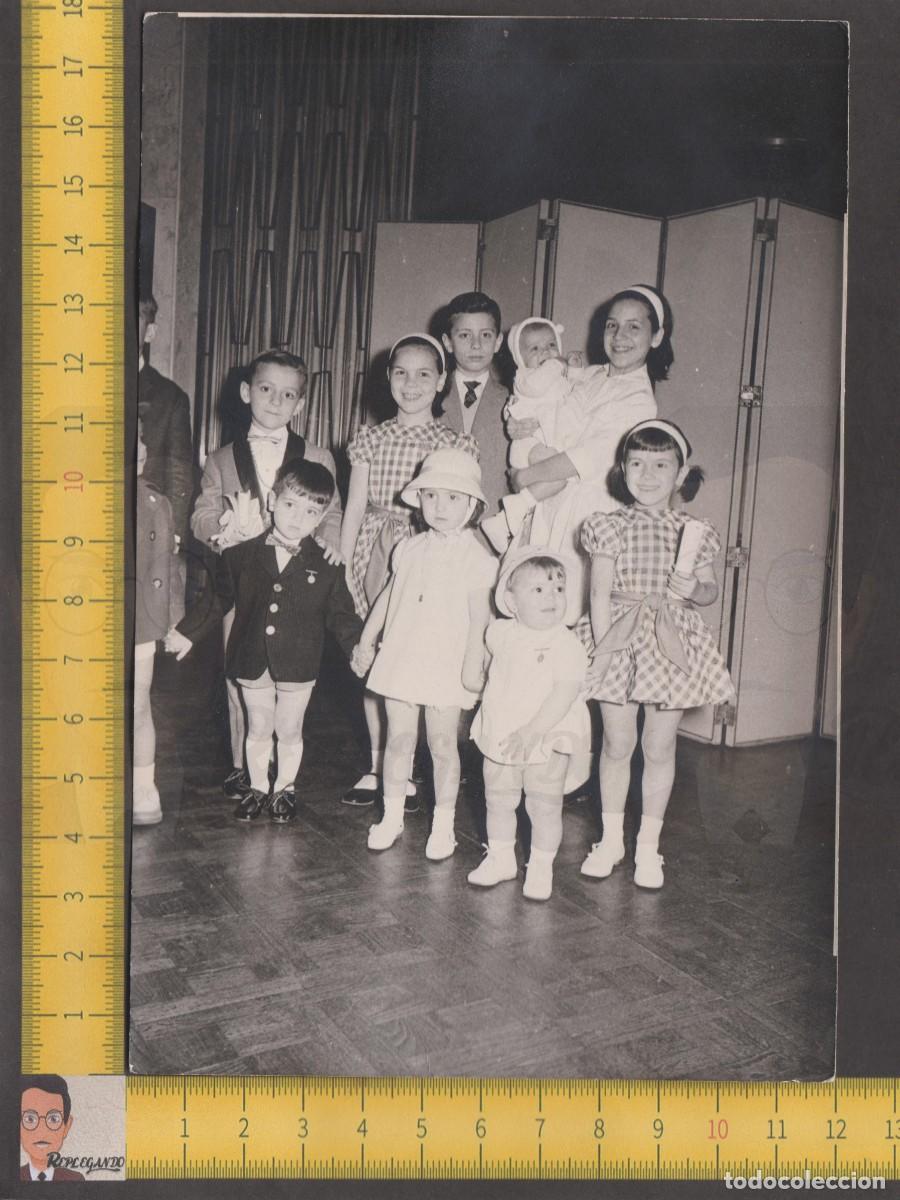 Fotografia antica: GRAN GRUPO DE NI&Ntilde;OS POSAN SONRIEDO EN RESTAURANTE - FOTO ANTIGUA ESTUDIO A&Ntilde;OS 50 - BEB&Eacute; FAMILIA