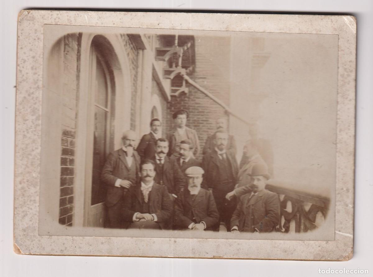 Fotograf&iacute;a antigua: Curiosa fotograf&iacute;a grupo de hombres en un edificio. Arquitectos ??? no figura fot&oacute;grafo.