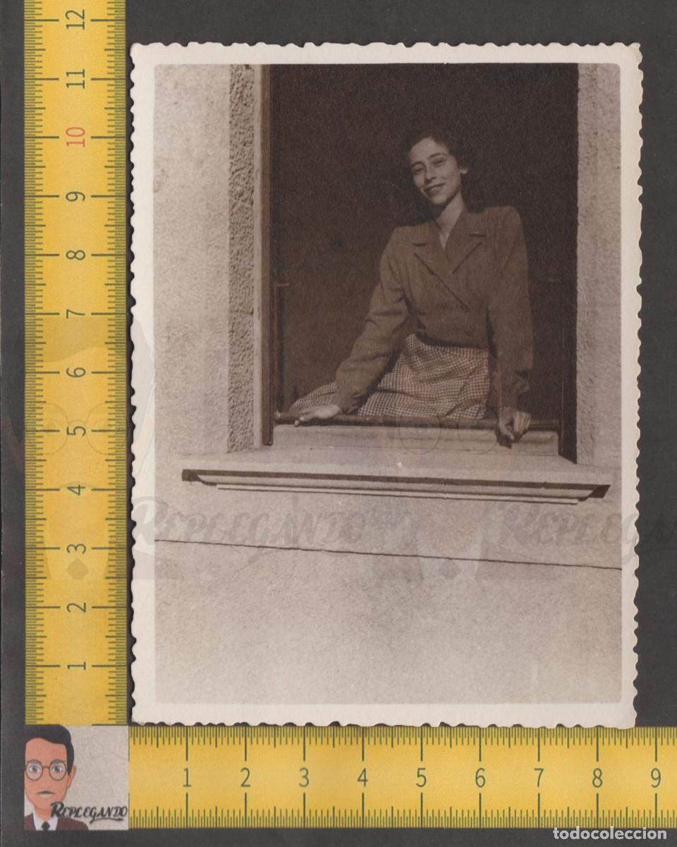 Fotografia antica: LA BELLA CHICA DE LA VENTANA - GUAPA MUJER POSA SONRIENDO - FOTO ANTIGUA A&Ntilde;OS 30 - SEXY SE&Ntilde;ORITA