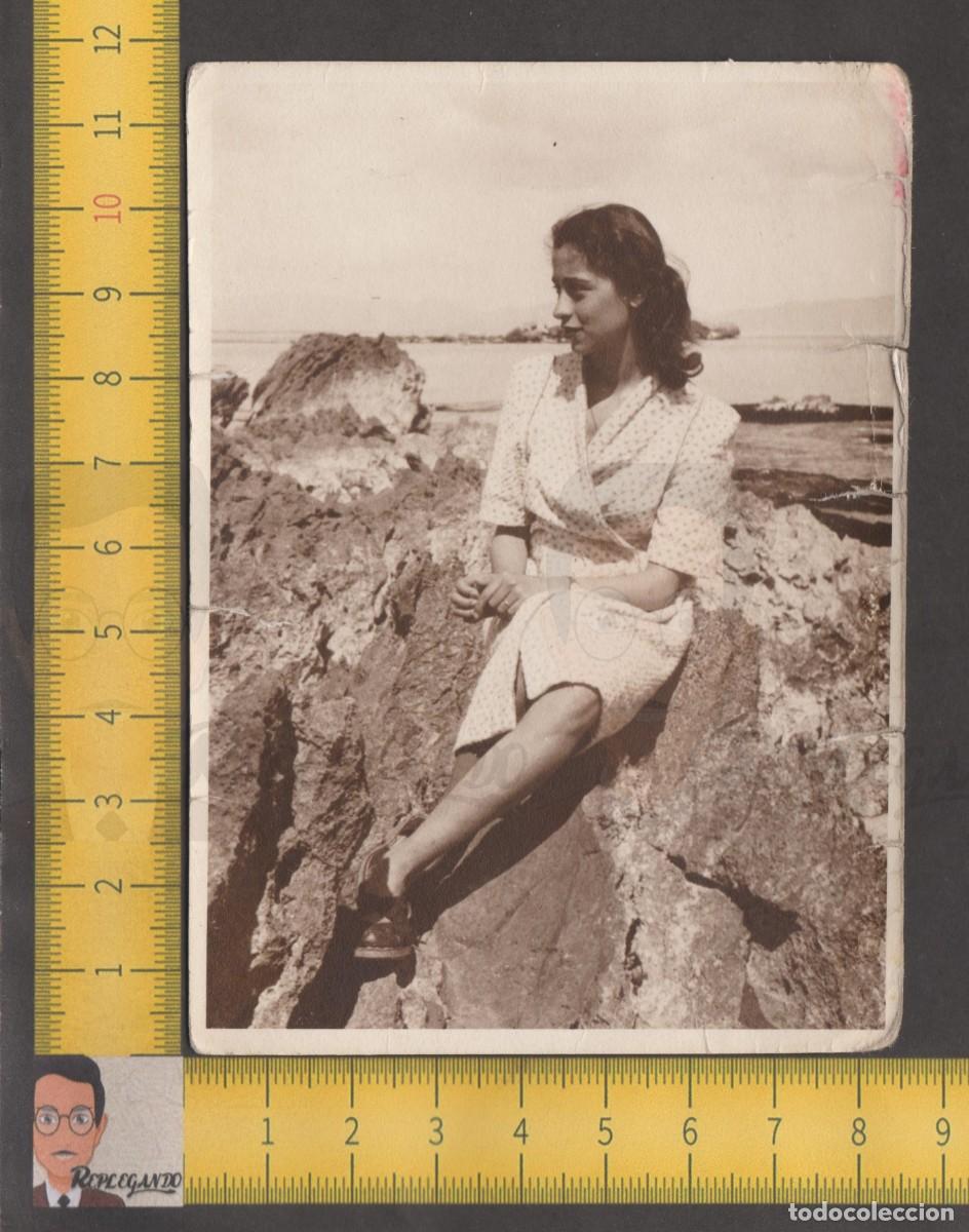 Fotografia antica: GUAPA CHICA JOVEN POSA SENTADA EN ROCAS JUNTO AL MAR - FOTO ANTIGUA A&Ntilde;OS 30/40 - MUJER SEXY ESPA&Ntilde;A