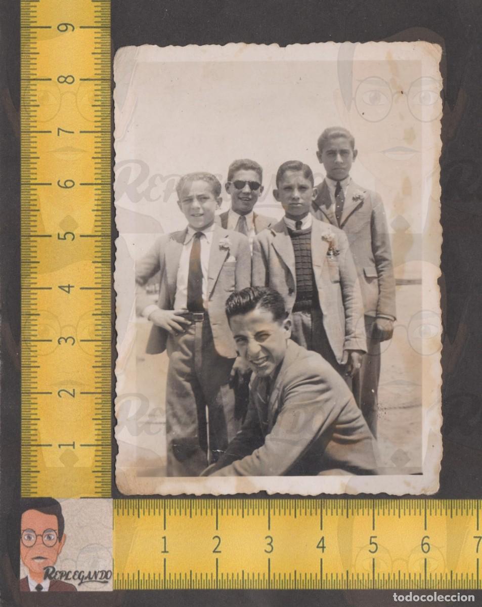 Fotografia antica: LA PANDILLA - GRUPO NI&Ntilde;OS CHAVALES AMIGOS MUDADOS DE DOMINGO CON TRAJE FLOR - FOTO ANTIGUA A&Ntilde;O 1942