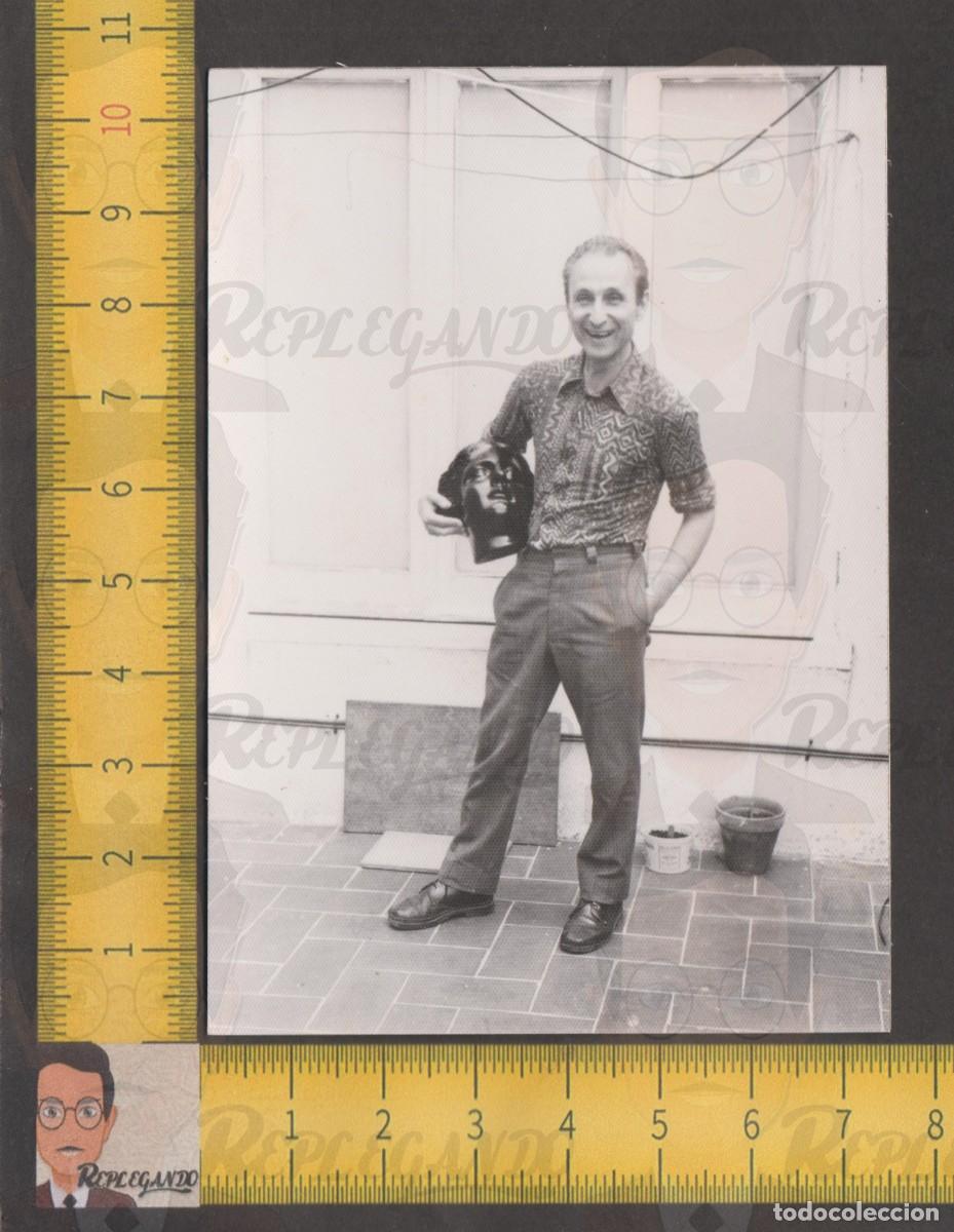 Fotografia antica: HOMBRE SONRIENDO POSA CON CABEZA ESTATUA MUJER BAJO EL BRAZO - FOTO ANTIGUA A&Ntilde;OS 60/70 - ESCULTURA